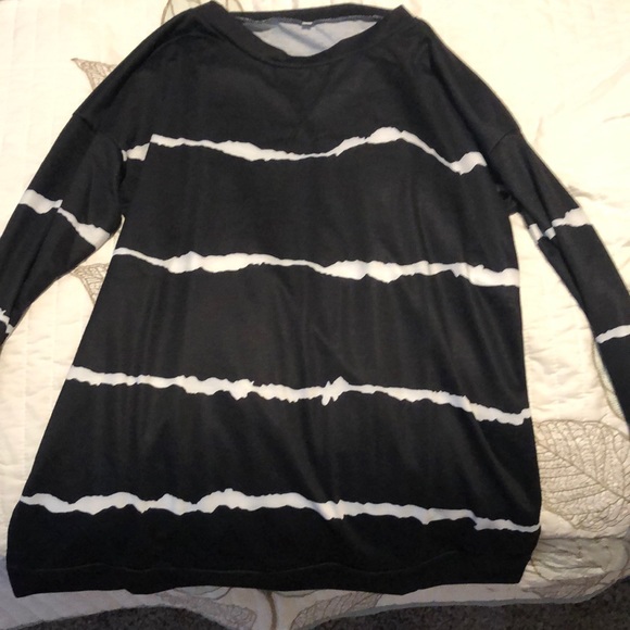 Black with white stripes t-shirt - Picture 1 of 2